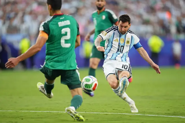 Lionel Messi dispara a gol