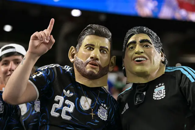 Máscaras de Messi y Maradona