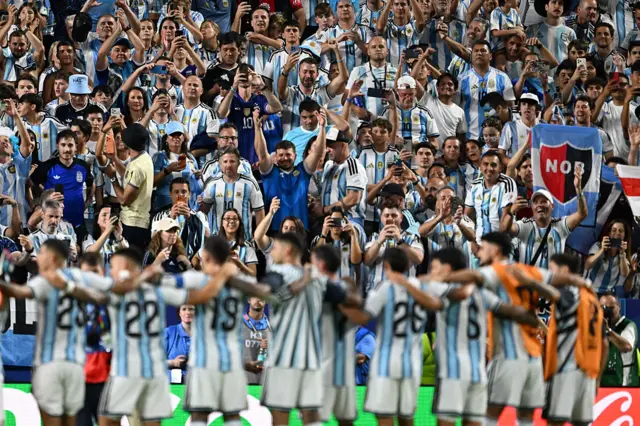 La selección argentina saluda a la hinchada