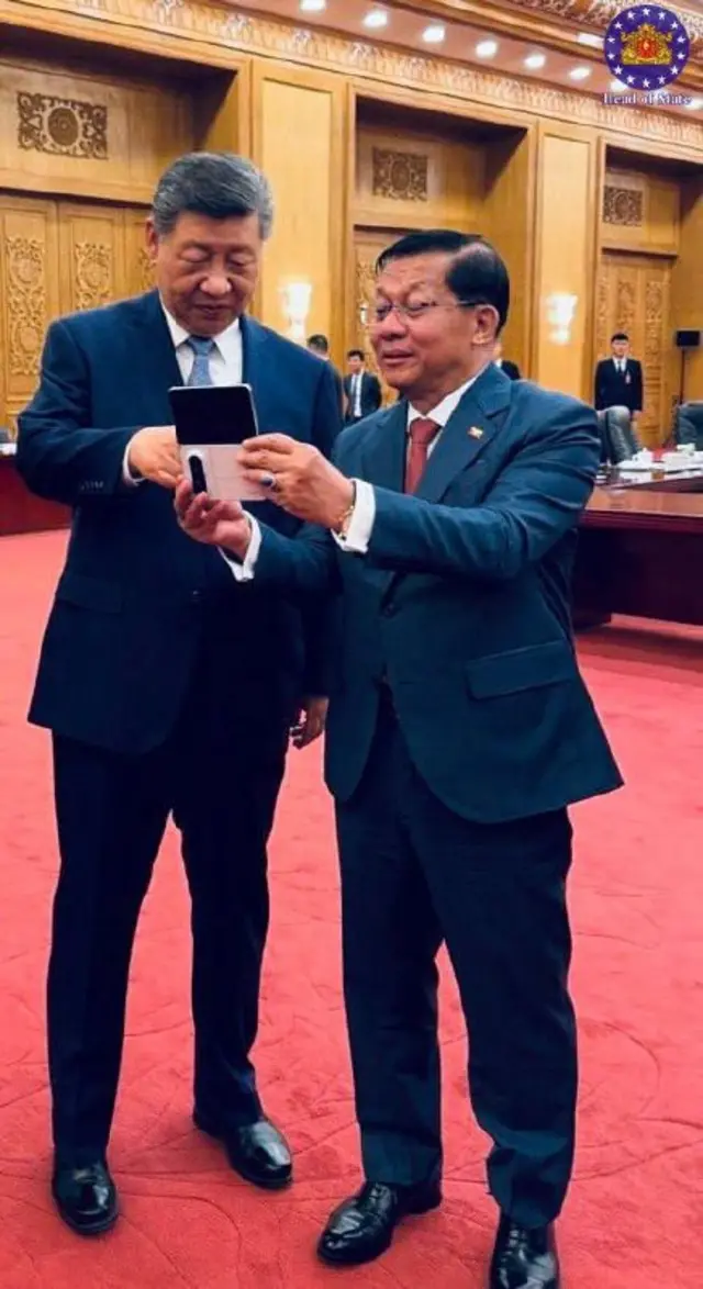 တရုတ်သမ္မတ ရှီကျင့်ဖျင်က ဦးမင်းအောင်လှိုင်ကို ဟွာဝေးဖုန်းလက်ဆောင်ပေး