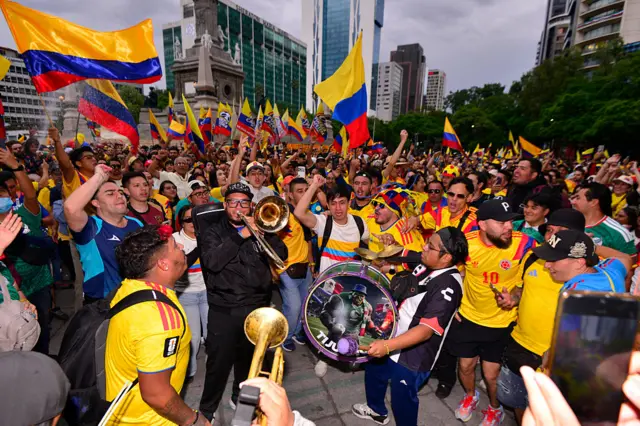 Hinchas colombianos reunidos en el Ángel de la Independencia de CDMX