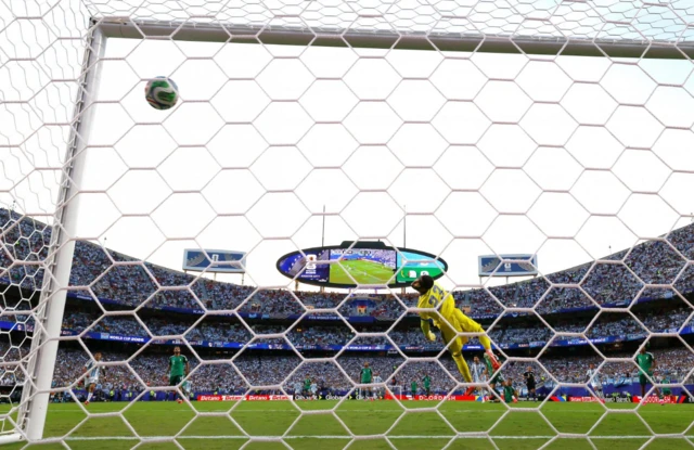 La pelota entra a la meta de Argelia