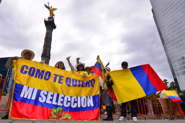 Hinchas colombianos reunidos en el Ángel de la Independencia de CDMX