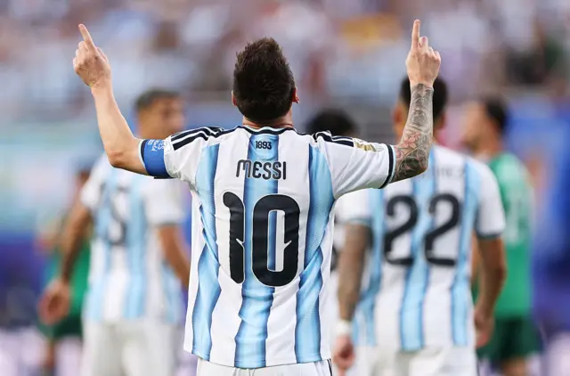 Messi señalando al cielo