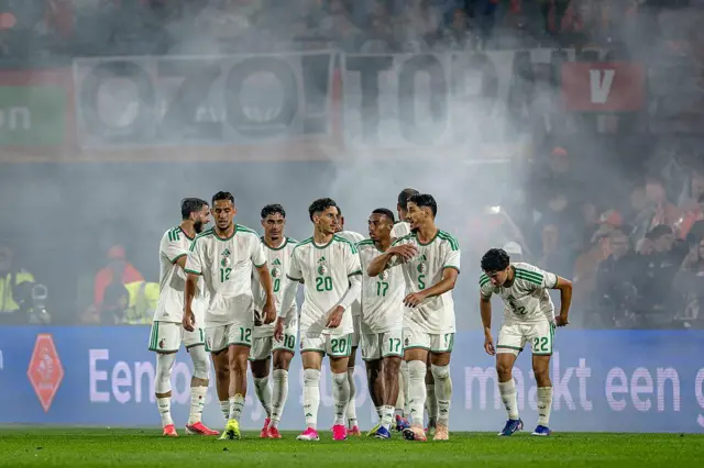 Los jugadores de Argelia celebran un gol