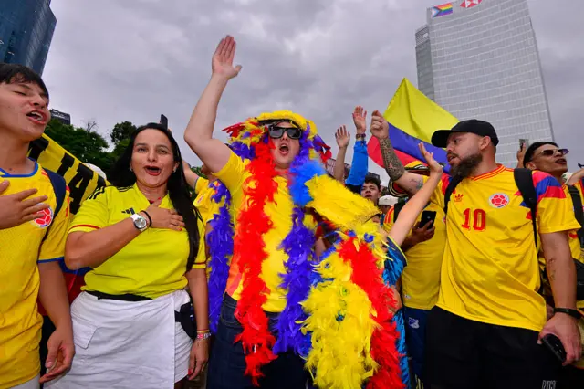 Hinchas colombianos reunidos en el Ángel de la Independencia de CDMX