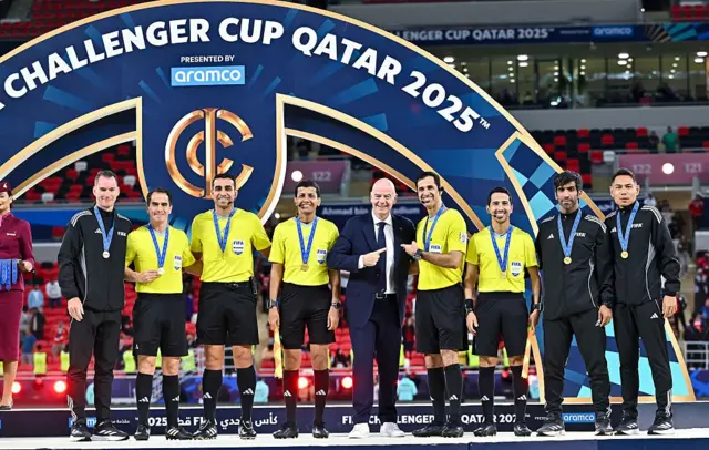 Le président de la FIFA, Gianni Infantino, pose pour une photo avec Abdulrahman Al-Jassim qui arbitre le match RD Congo-Portugal