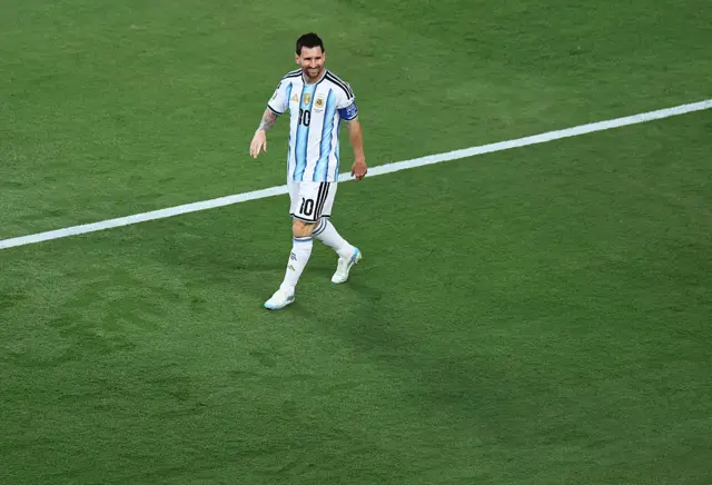 Messi caminando hoy contra Argelia