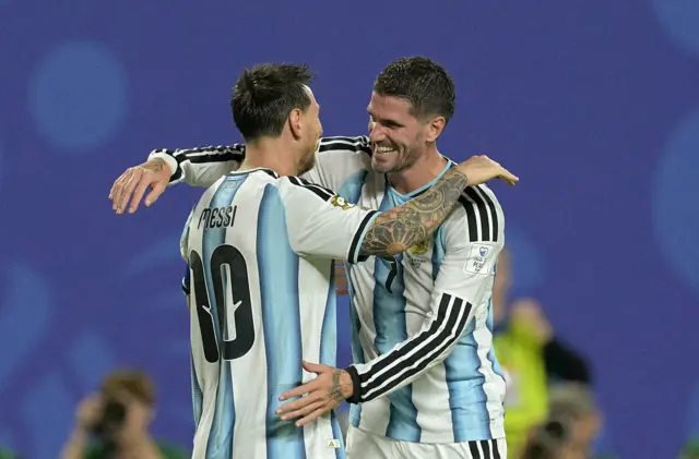 Messi y De Paul en un abrazo