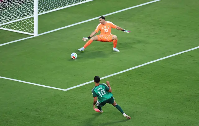 Dibu Martínez intentando atajar el gol anulado