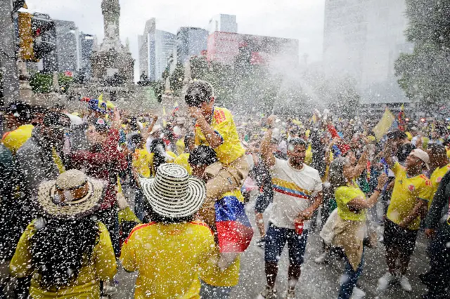 Hinchas colombianos reunidos en el Ángel de la Independencia de CDMX