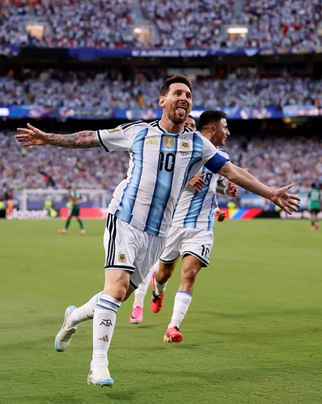 Messi festejando y sacando la lengua