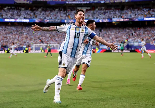 Messi festejando con la lengua para afuera