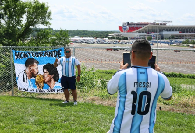 Hinchas de Argentina se toman fotos afuera del estadio de Kansas City