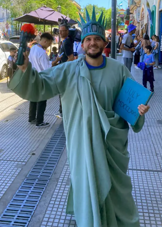Puliafito disfrazado de Estatua de la Libertad