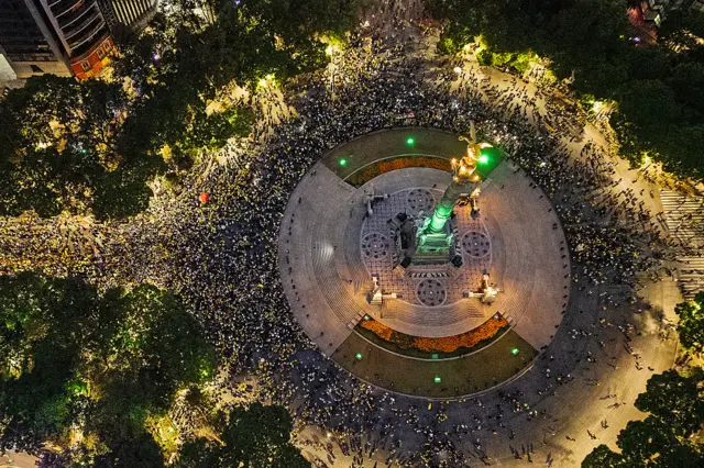 Hinchas colombianos reunidos en el Ángel de la Independencia de CDMX