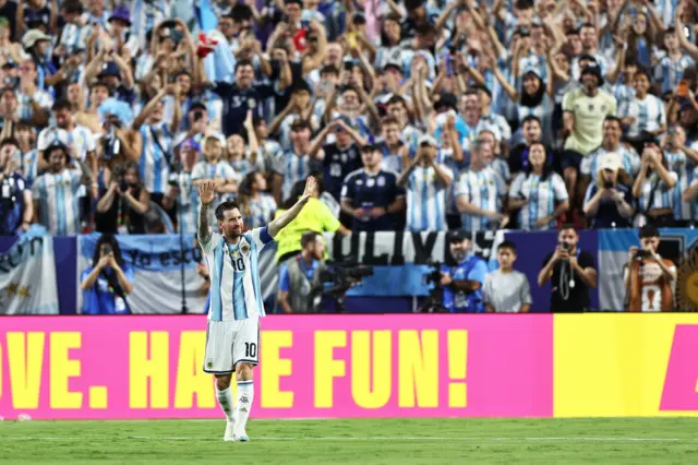 ميسي محتفلاً مع الجماهير الأرجنتينة بعد تسجيله هدفاً في مرمى الجزائرفي كأس العالم 2026