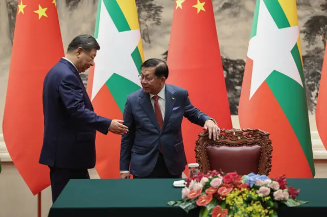 ဇွန်လ ၁၇ ရက်မှာ ဘေကျင်းမြို့မှာတွေ့ဆုံနေတဲ့ တရုတ်သမ္မတ ရှီကျင့်ဖျင်နဲ့ နေပြည်တော်သမ္မတ ဦးမင်းအောင်လှိုင်