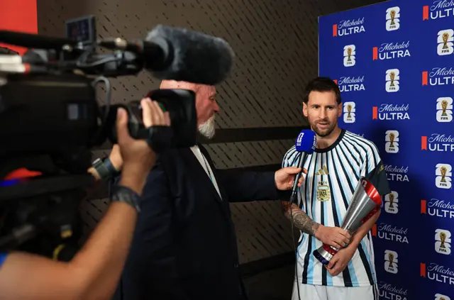 Messi con el trofeo de mejor jugador del partido