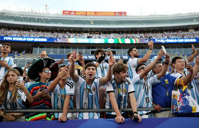Hinchas argentinos en el estadio de Kansas City