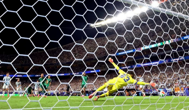 Luca Zidane intenta detener sin éxito el disparo de Messi