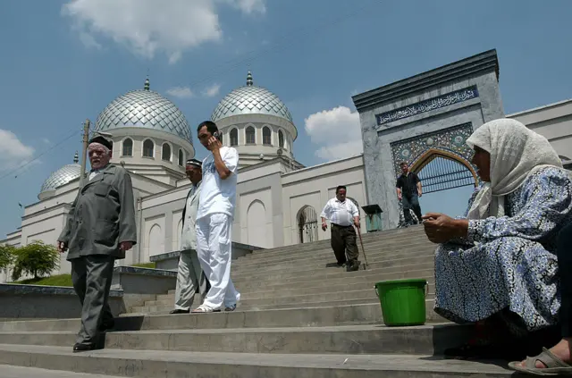 Varias personas frente a una mezquita en Tashkent