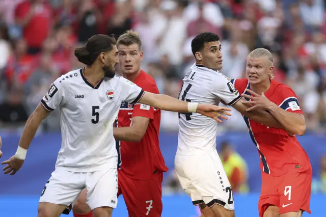 صراع بين لاعبي العراق والنرويج خلال المباراة بين المنتخبين في كأس العالم لكرة القدم 2026