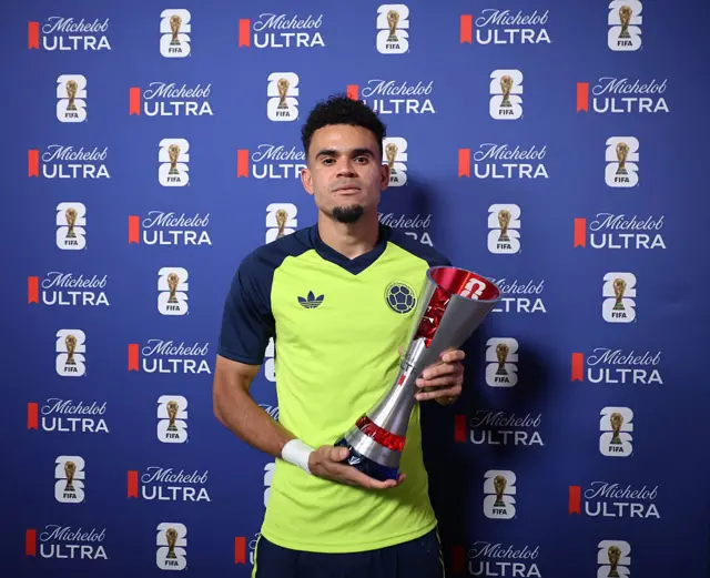 Luis Díaz con el trofeo al jugador del partido