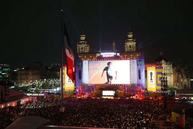 Hinchas en el Fan Fest del Zócalo de CIudad de México