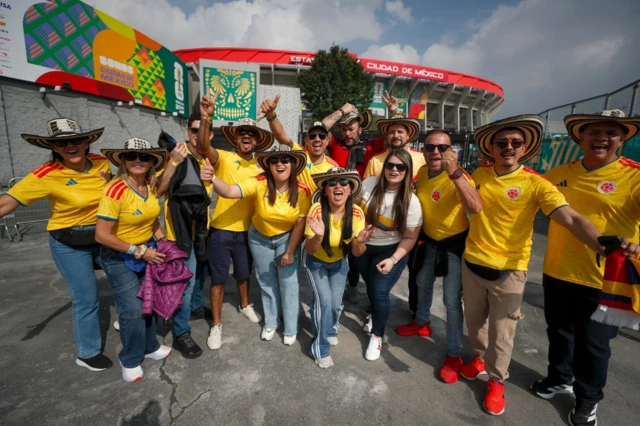 Hinchas de Colombia posan afuera del Estadio Azteca