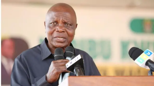 Buramatari w’intara ya Kigoma, Ambassadeur Simon Sirro, ariko avugira muri 'micro'.