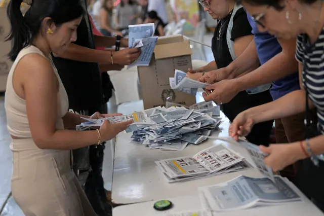 Ciudadanos cuentan los votos en la elección en Colombia