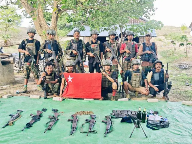 စစ်ယာဉ်တန်းကို တိုက်ခိုက်ပြီးနောက် NUG ရဲ့ ပခုက္ကူခရိုင် အမှတ် ၁၇ တပ်ရင်းထုတ်ပြန်လာတဲ့ပုံ