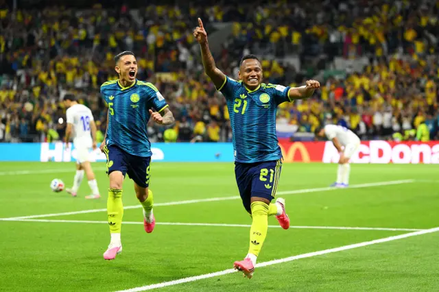 Jáminton Campaz festeja su gol