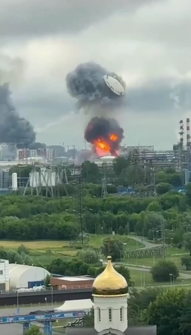 кадр взрыва на территории НПЗ в Москве