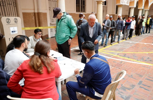 Ciudadanos hacen fila en un centro de votación