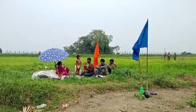 বাংলাদেশ-ভারত সীমান্তের শূণ্যরেখায় গত রবিবার থেকে অবস্থান করছিলেন দুই শিশুসহ ছয়জন