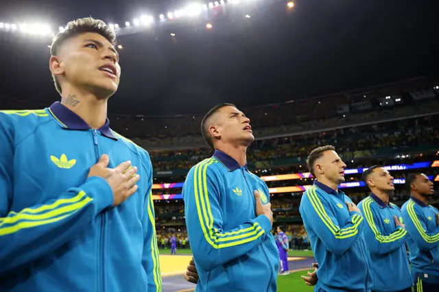 Jugadores cantan el himno de Colombia