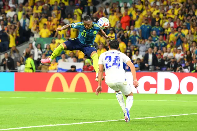 Gol de cabeza de Campaz
