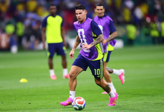 James Rodríguez calienta previo al partido