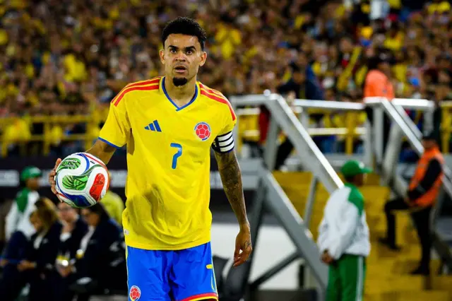 Luis Díaz con el balón, vestido con la camiseta amarilla de Colombia