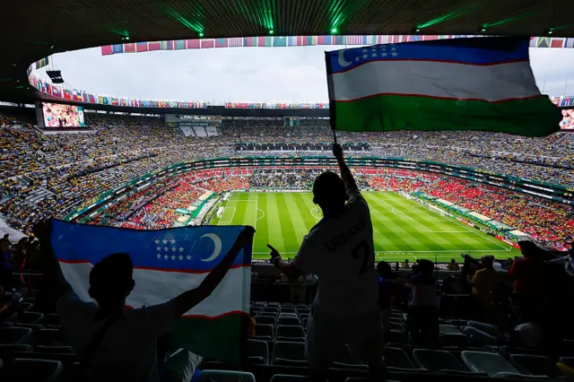 Hinchas de Uzbekistán en el estadio
