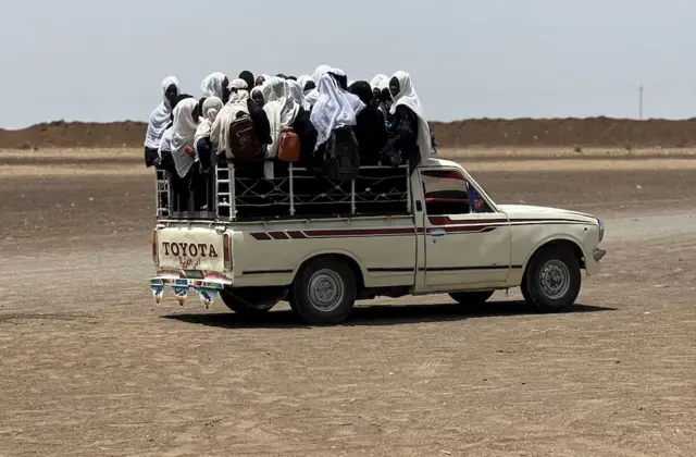 Imiryango iriko irahunga kubera ugutera intambwe kw’ingabo za RSF muri Sudani, mu ntara ya El Gezira, ku wa 6 Ruheshi (6) 2024