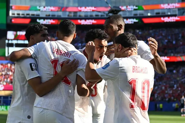 Jogadores marroquinos se abraçam