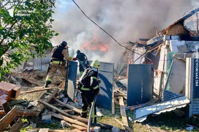 пожарные тушат огонь в частном секторе Павлограда