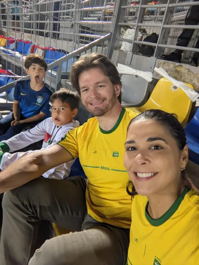 Família com camisetas do Brasil em estádio