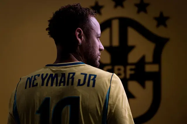 Neymar com a camisa do Brasil e o número 10 nas costas