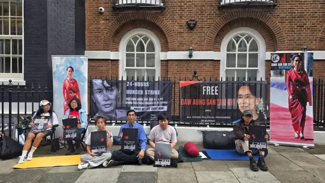 လန်ဒန်က မြန်မာသံရုံးရှေ့မှာ ၂၄ နာရီ အစာငတ်ခံဆန္ဒပြနေကြသူတွေ