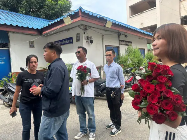 ဘန်ကောက်က မြန်မာသံရုံးရှေ့မှာ နှင်းဆီလှုပ်ရှားမှုလုပ်မယ့် မြန်မာနိုင်ငံသားတချို့ကို ထိုင်းအာဏာပိုင်တွေ လာရောက်ခေါ်ယူတဲ့အခြေအနေ