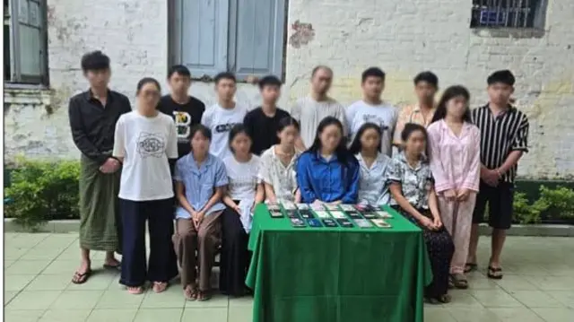 ဇွန် ၁၇ ရက်က ဖမ်းဆီးရမိတဲ့ ကမာရွတ်၊ အောင်မင်းခေါင် ၁ လမ်းက နေအိမ်မှာ ဖမ်းဆီးရမိတဲ့ အွန်လိုင်းငွေလိမ်သူ ၁၆ ဦး